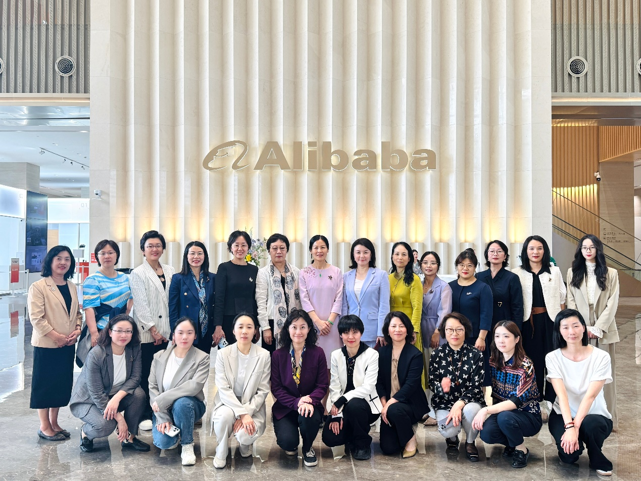 女绿联.png